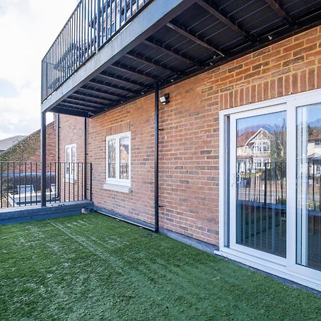 2 Bedroom Penthouse With Parking High Wycombe By 360Stays Bagian luar foto