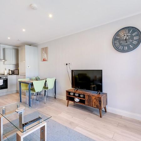 2 Bedroom Penthouse With Parking High Wycombe By 360Stays Bagian luar foto