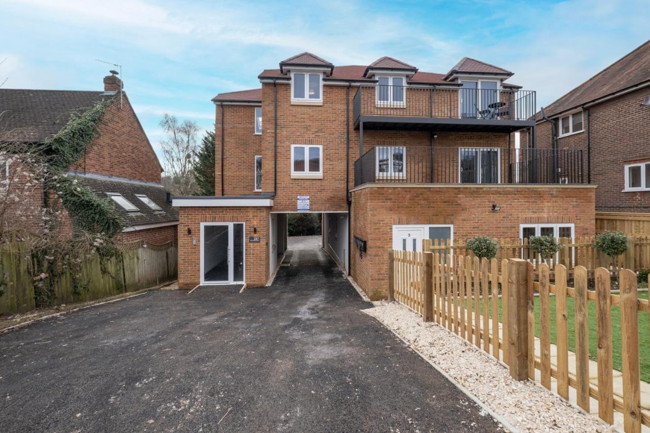 2 Bedroom Penthouse With Parking High Wycombe By 360Stays Bagian luar foto