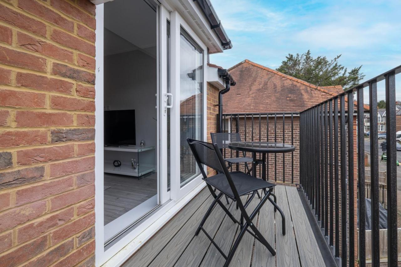 2 Bedroom Penthouse With Parking High Wycombe By 360Stays Bagian luar foto