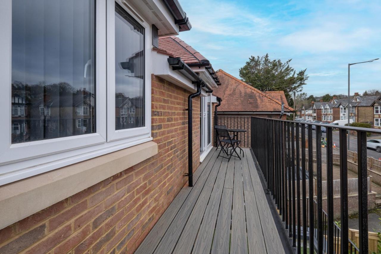 2 Bedroom Penthouse With Parking High Wycombe By 360Stays Bagian luar foto