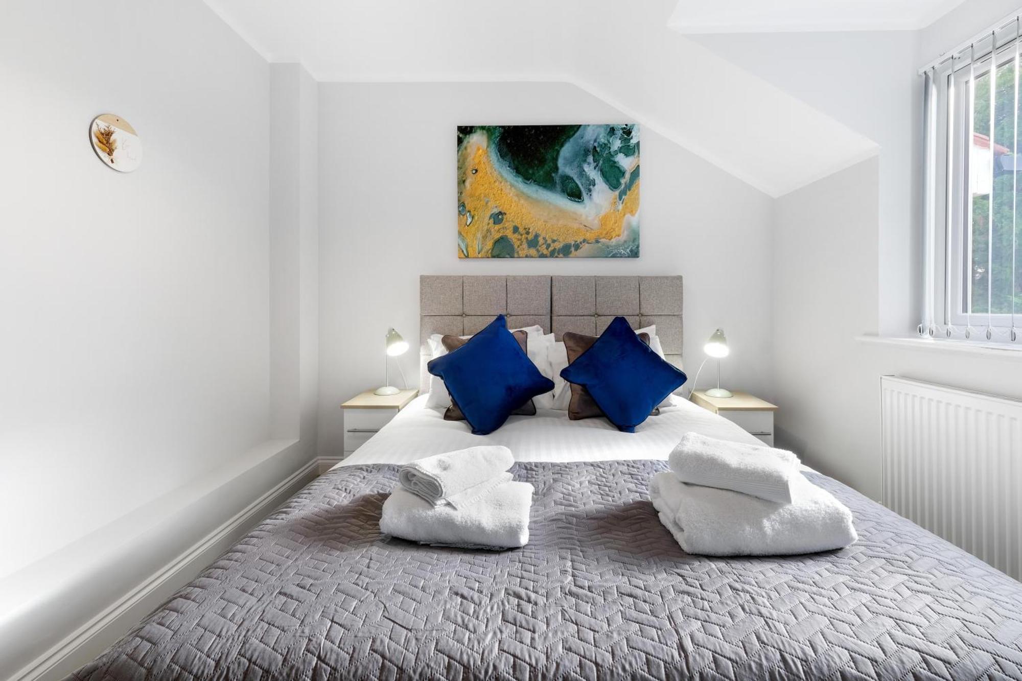 2 Bedroom Penthouse With Parking High Wycombe By 360Stays Bagian luar foto
