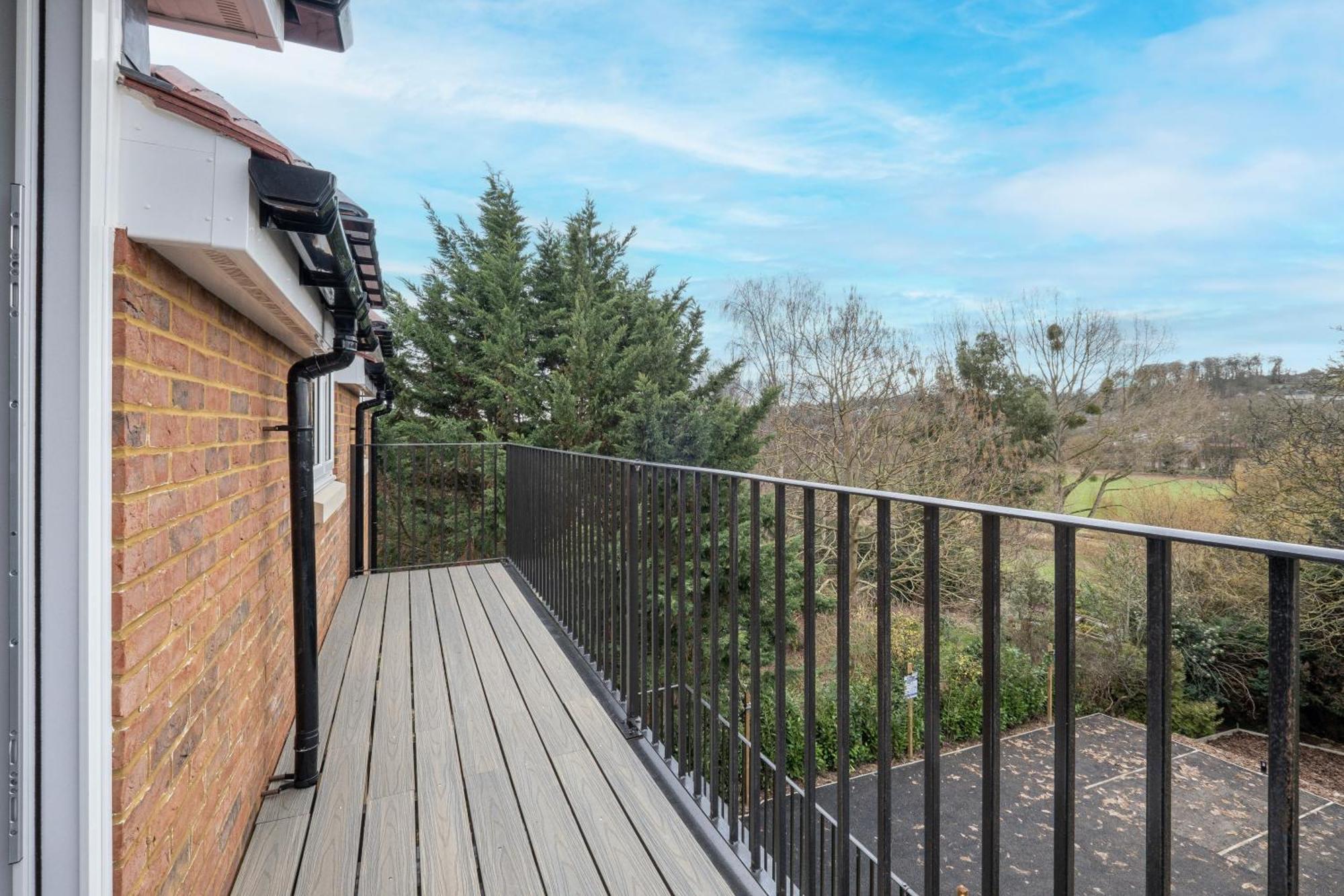 2 Bedroom Penthouse With Parking High Wycombe By 360Stays Bagian luar foto
