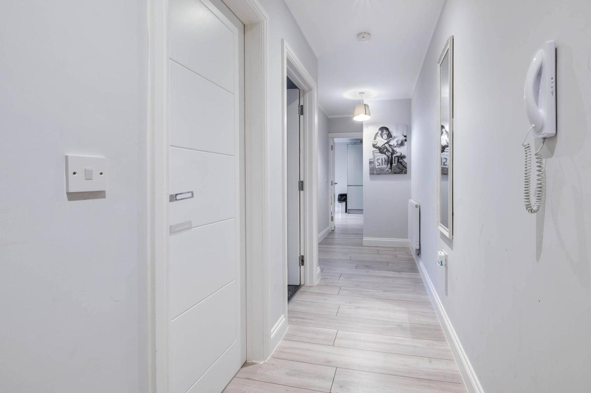 2 Bedroom Penthouse With Parking High Wycombe By 360Stays Bagian luar foto