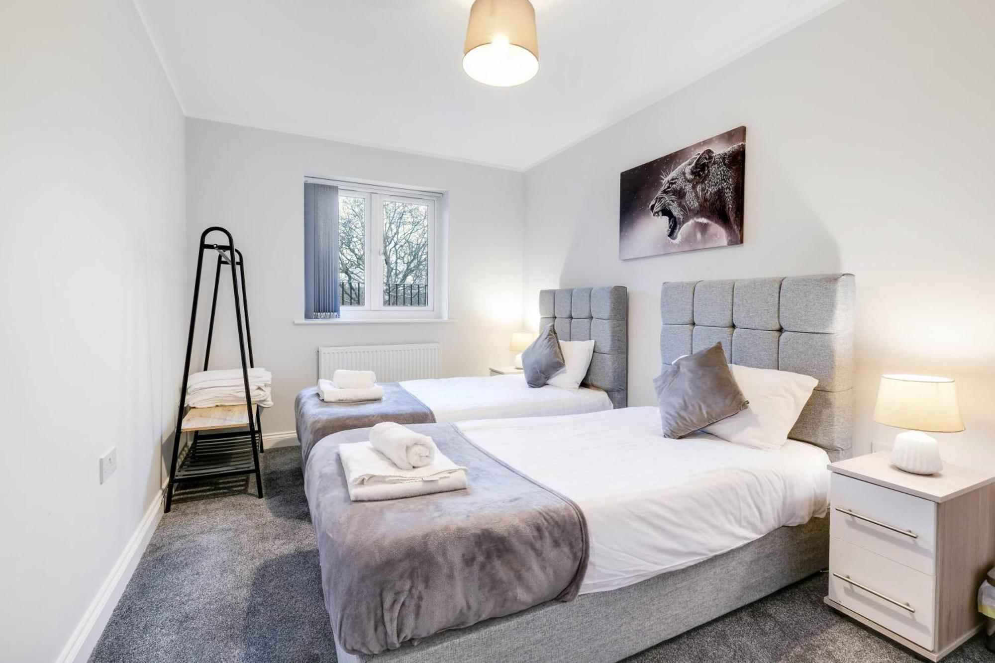 2 Bedroom Penthouse With Parking High Wycombe By 360Stays Bagian luar foto