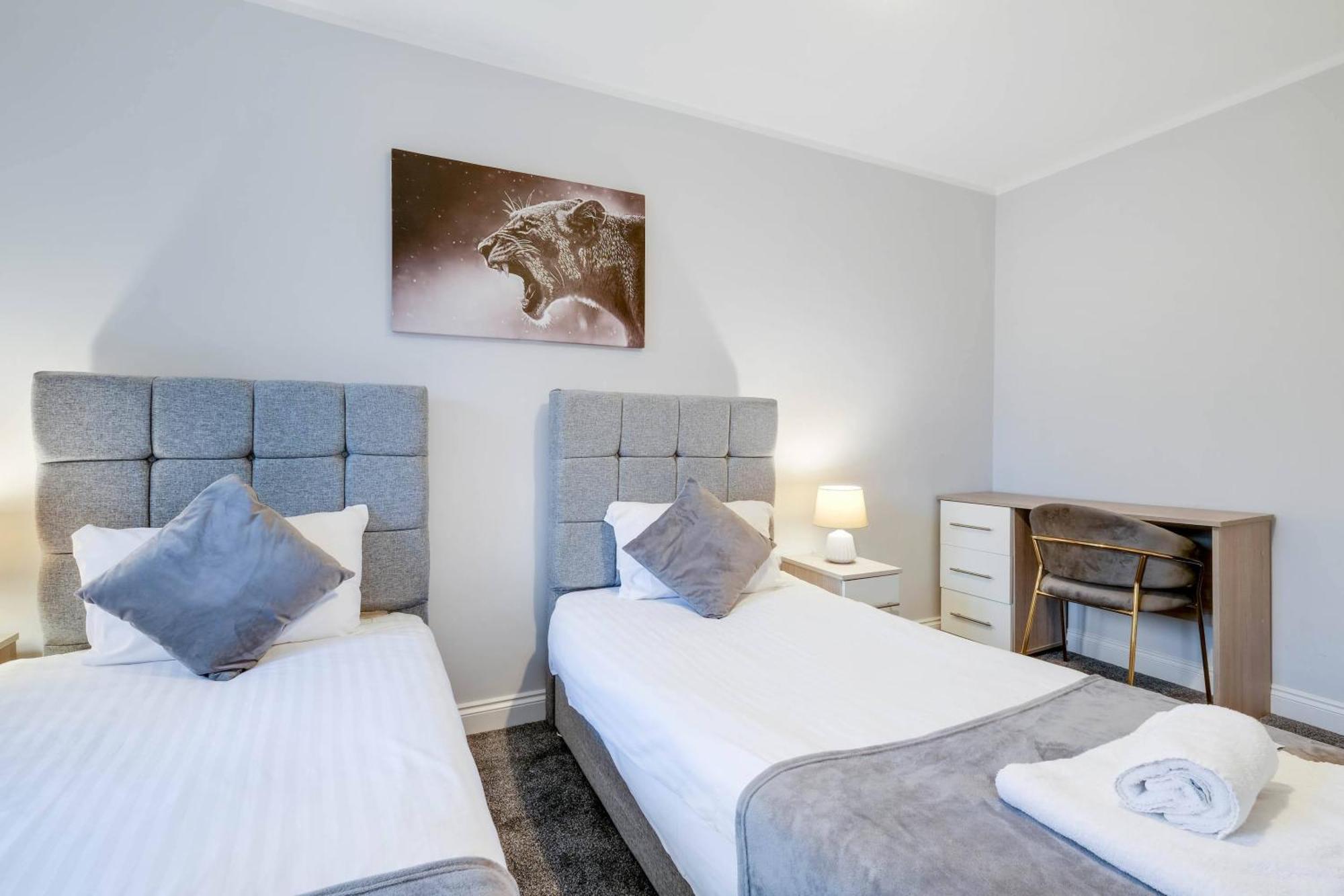 2 Bedroom Penthouse With Parking High Wycombe By 360Stays Bagian luar foto