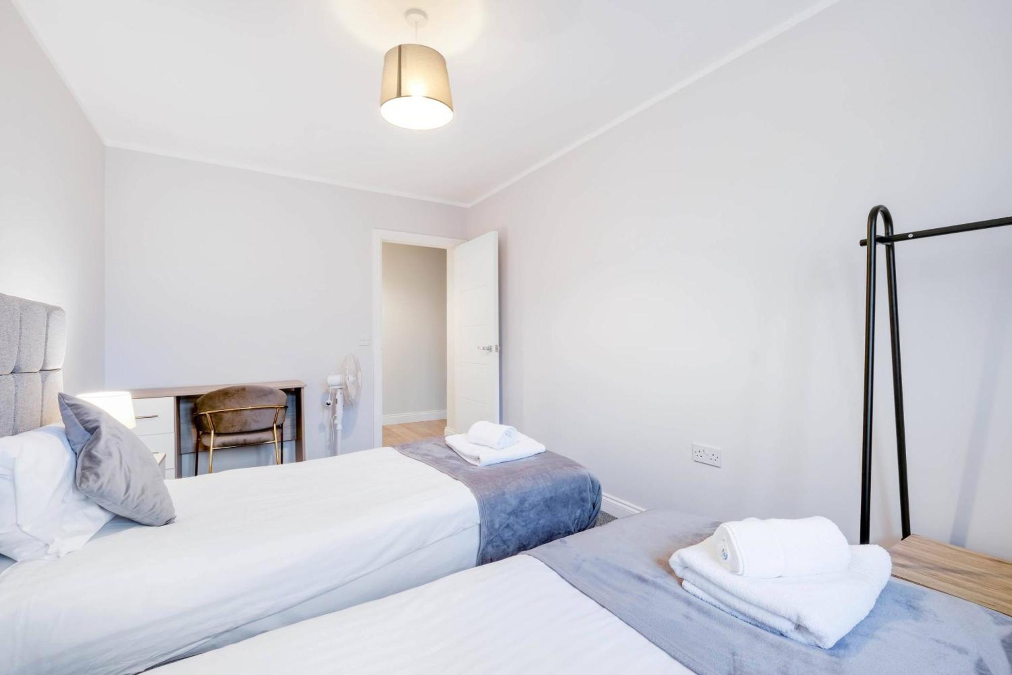 2 Bedroom Penthouse With Parking High Wycombe By 360Stays Bagian luar foto
