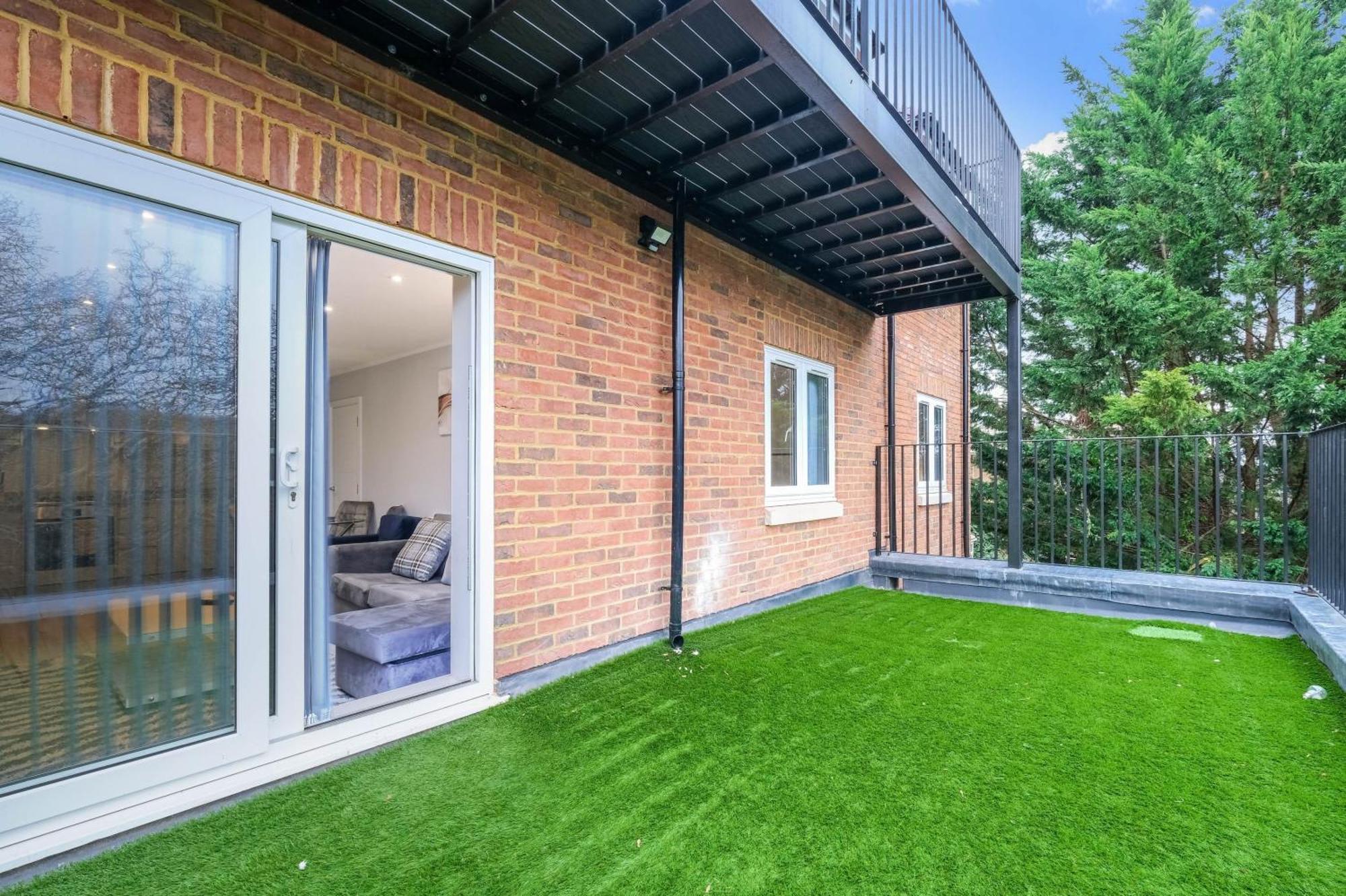 2 Bedroom Penthouse With Parking High Wycombe By 360Stays Bagian luar foto