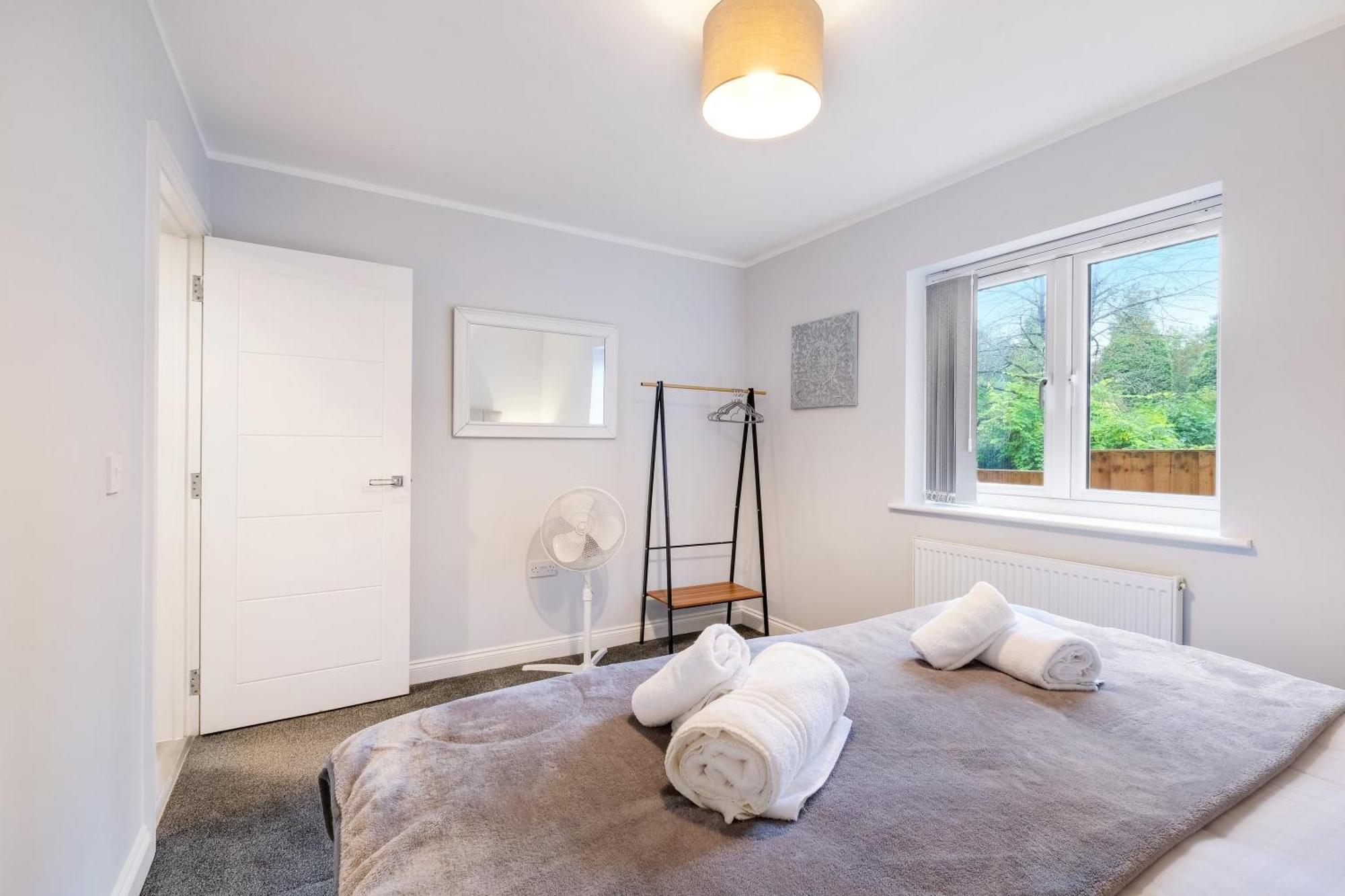 2 Bedroom Penthouse With Parking High Wycombe By 360Stays Bagian luar foto
