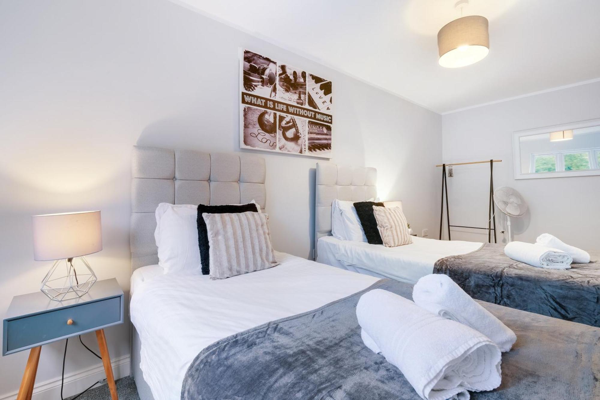 2 Bedroom Penthouse With Parking High Wycombe By 360Stays Bagian luar foto