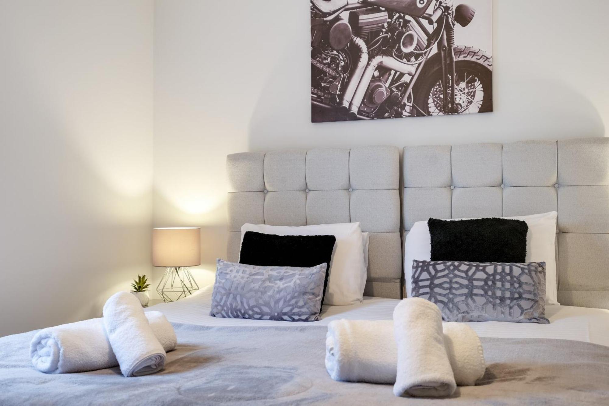 2 Bedroom Penthouse With Parking High Wycombe By 360Stays Bagian luar foto