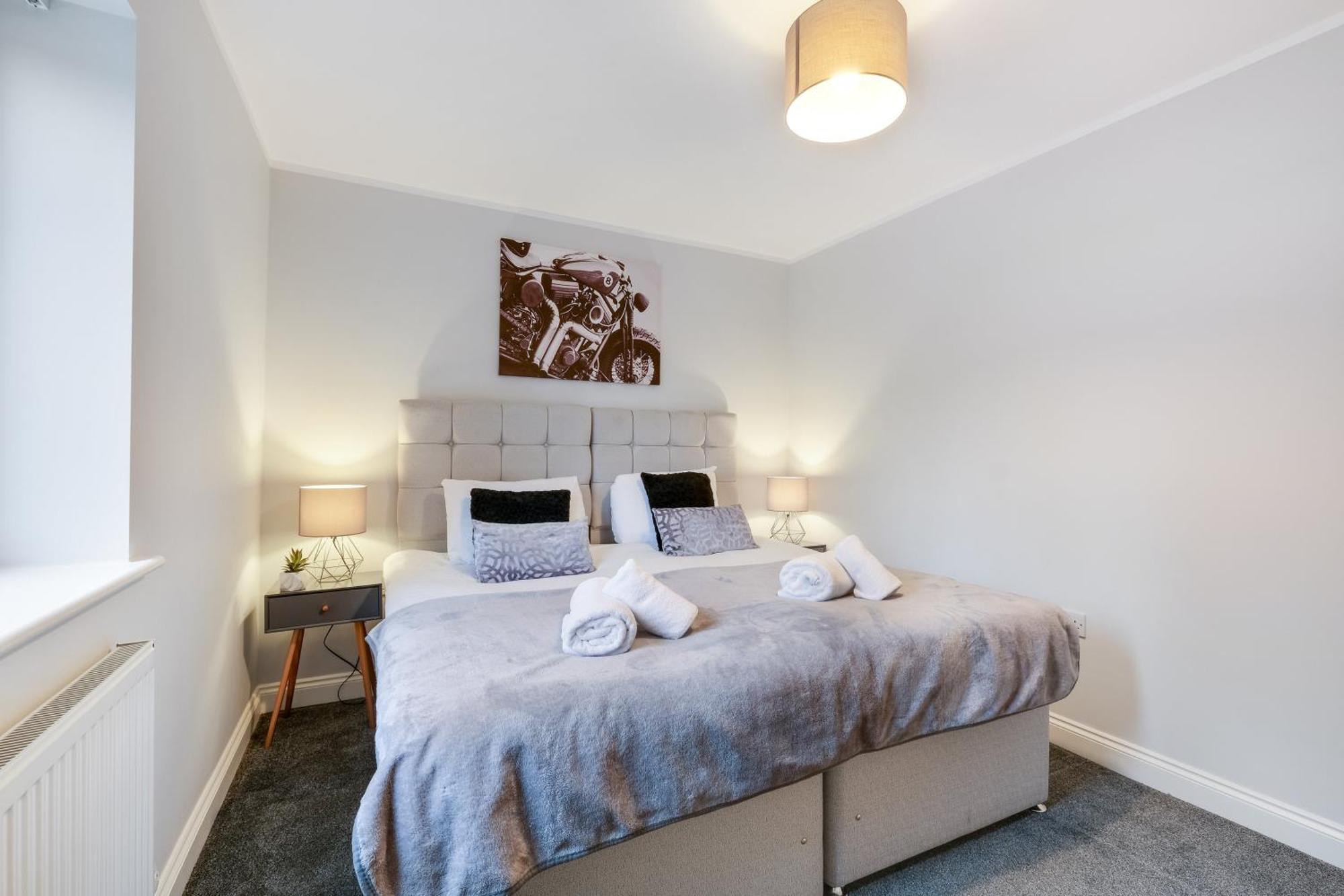 2 Bedroom Penthouse With Parking High Wycombe By 360Stays Bagian luar foto