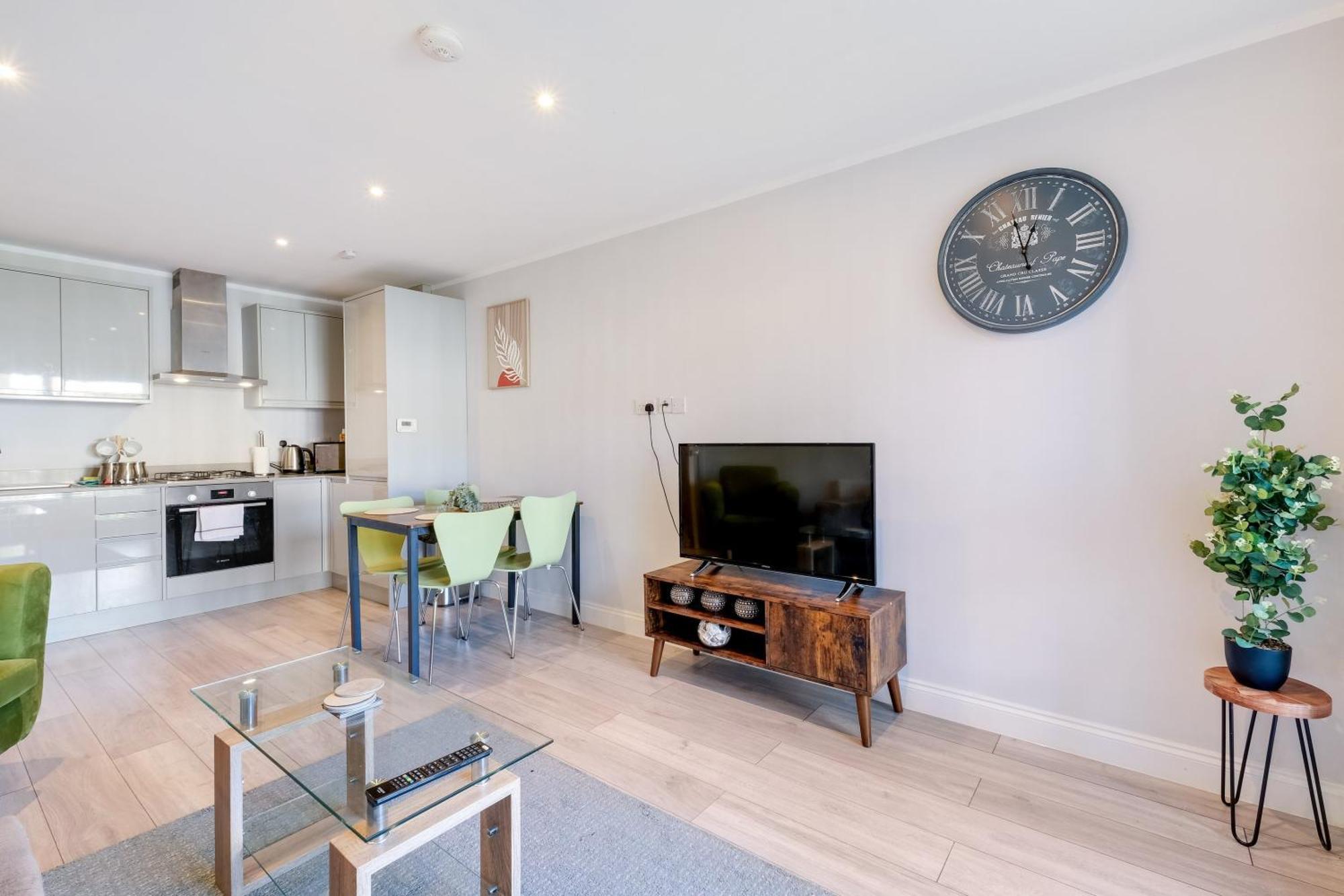 2 Bedroom Penthouse With Parking High Wycombe By 360Stays Bagian luar foto