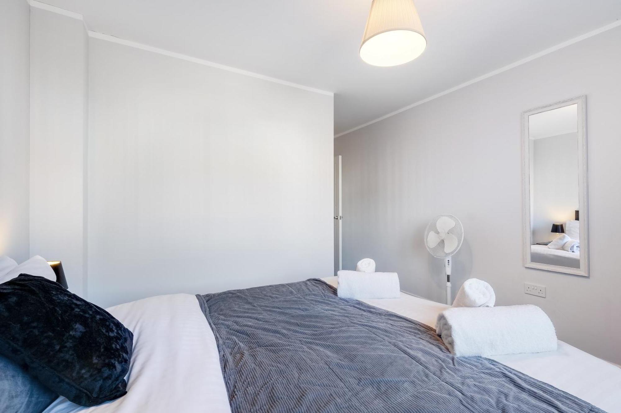 2 Bedroom Penthouse With Parking High Wycombe By 360Stays Bagian luar foto
