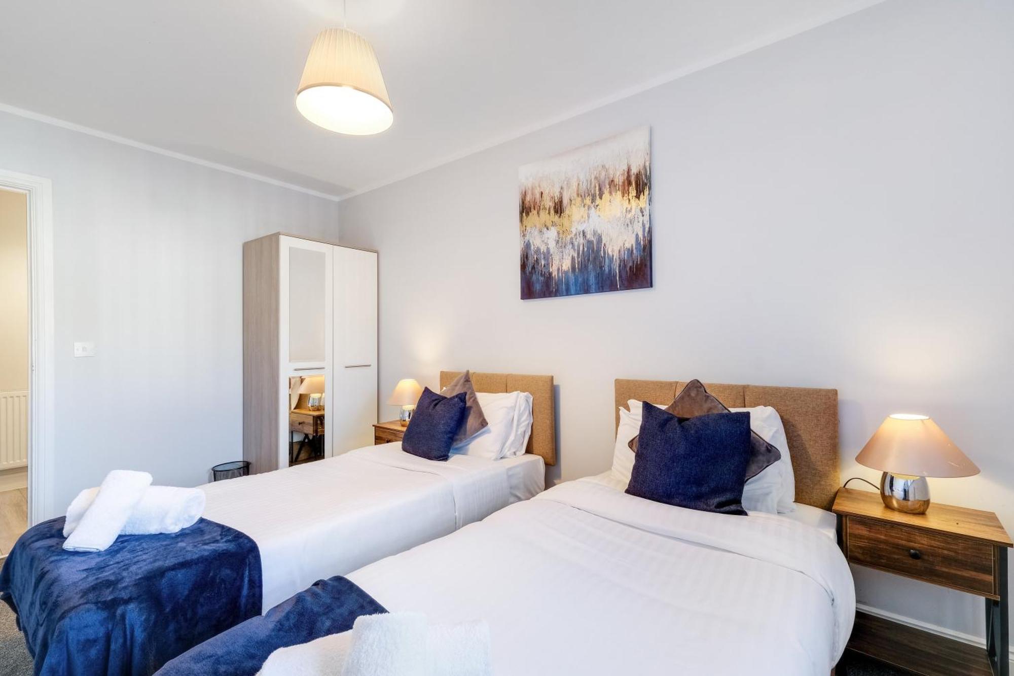 2 Bedroom Penthouse With Parking High Wycombe By 360Stays Bagian luar foto