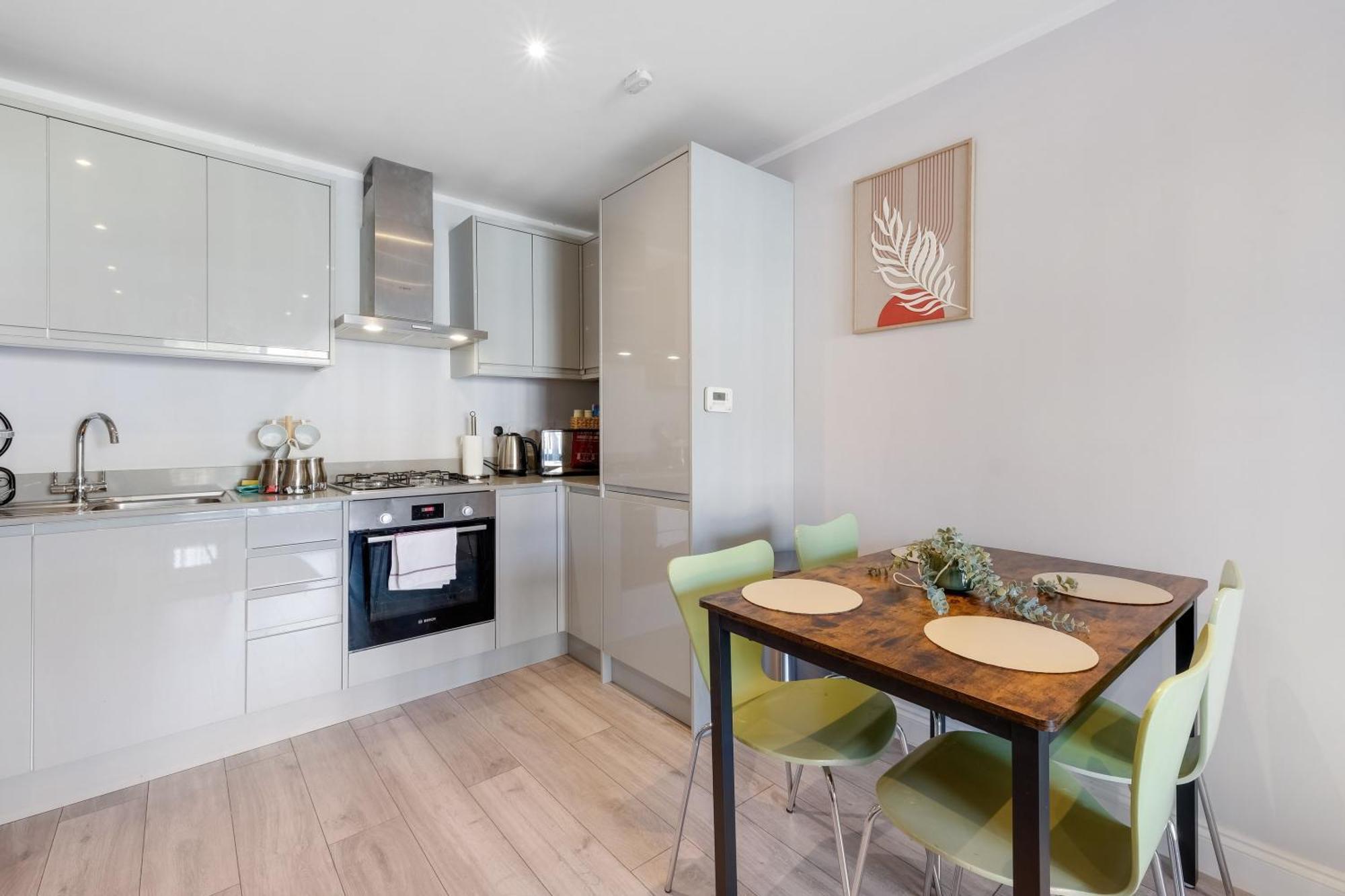 2 Bedroom Penthouse With Parking High Wycombe By 360Stays Bagian luar foto