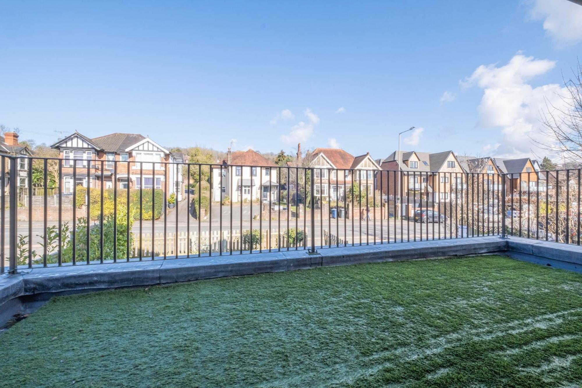 2 Bedroom Penthouse With Parking High Wycombe By 360Stays Bagian luar foto